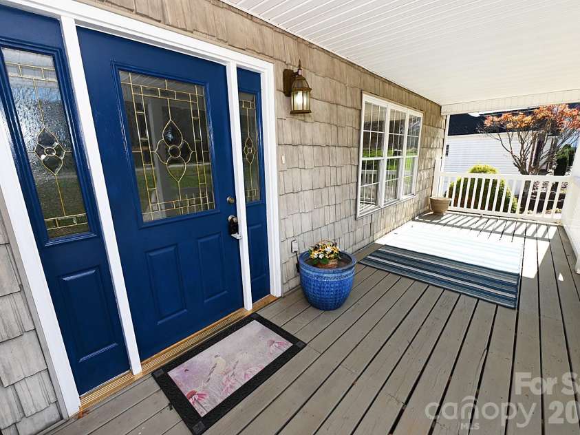 518 30th Avenue Circle, Hickory, NC 28601.  MLS# CAR4321503, YatesRealty ID 2541. 