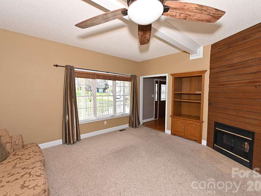 518 30th Avenue Circle, Hickory, NC 28601.  MLS# CAR4321503, YatesRealty ID 2541. 