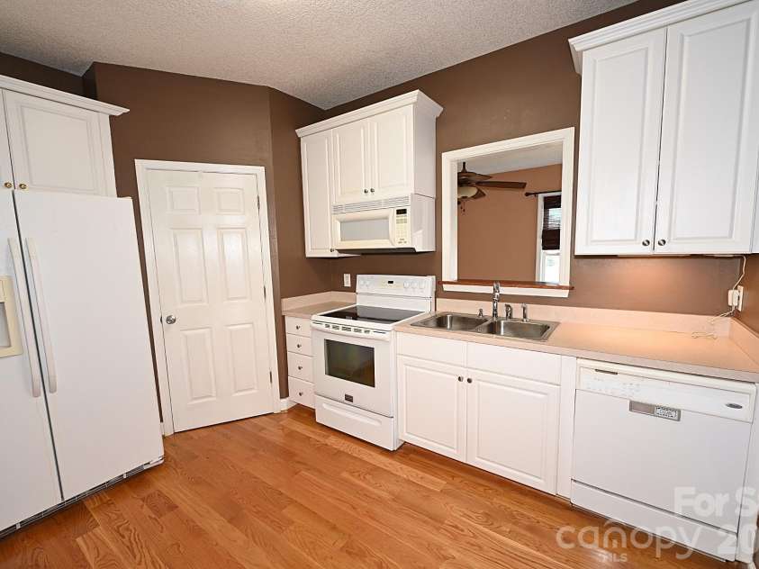 518 30th Avenue Circle, Hickory, NC 28601.  MLS# CAR4321503, YatesRealty ID 2541. 