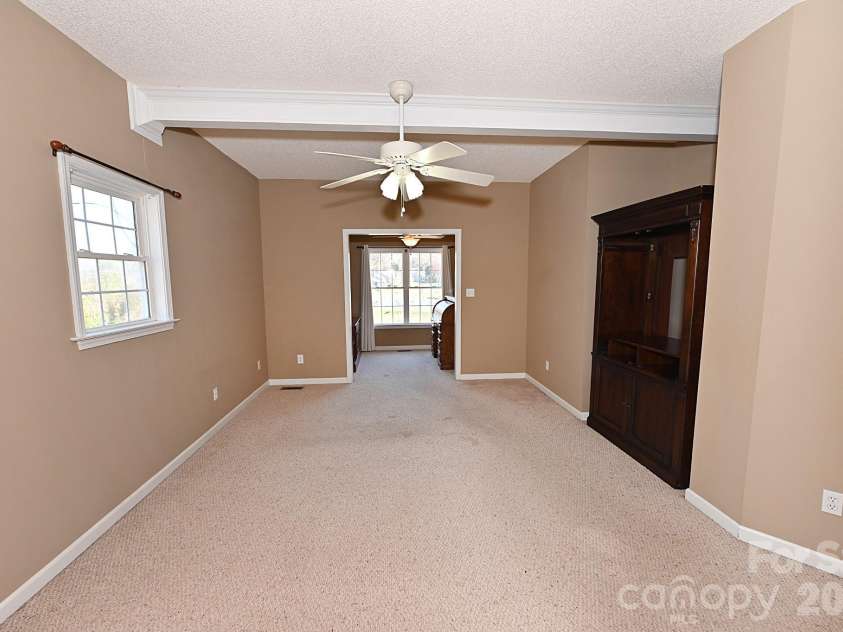 518 30th Avenue Circle, Hickory, NC 28601.  MLS# CAR4321503, YatesRealty ID 2541. 