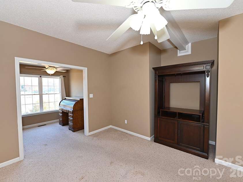 518 30th Avenue Circle, Hickory, NC 28601.  MLS# CAR4321503, YatesRealty ID 2541. 