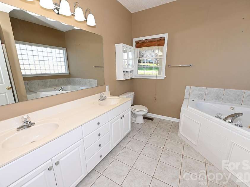 518 30th Avenue Circle, Hickory, NC 28601.  MLS# CAR4321503, YatesRealty ID 2541. 