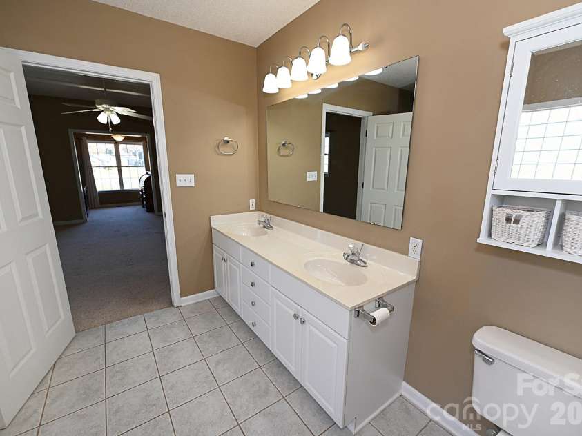 518 30th Avenue Circle, Hickory, NC 28601.  MLS# CAR4321503, YatesRealty ID 2541. 