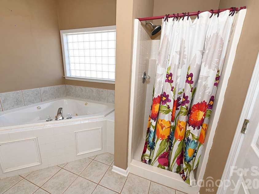 518 30th Avenue Circle, Hickory, NC 28601.  MLS# CAR4321503, YatesRealty ID 2541. 