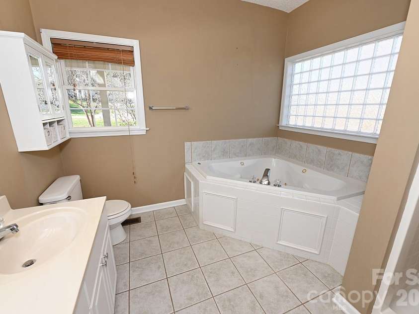 518 30th Avenue Circle, Hickory, NC 28601.  MLS# CAR4321503, YatesRealty ID 2541. 