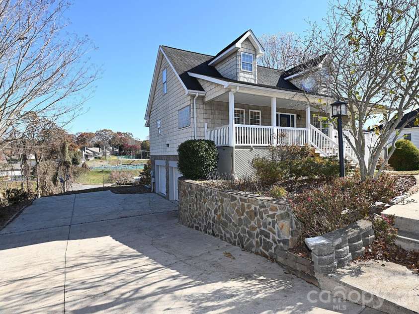 518 30th Avenue Circle, Hickory, NC 28601.  MLS# CAR4321503, YatesRealty ID 2541. 
