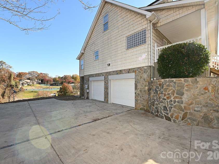 518 30th Avenue Circle, Hickory, NC 28601.  MLS# CAR4321503, YatesRealty ID 2541. 