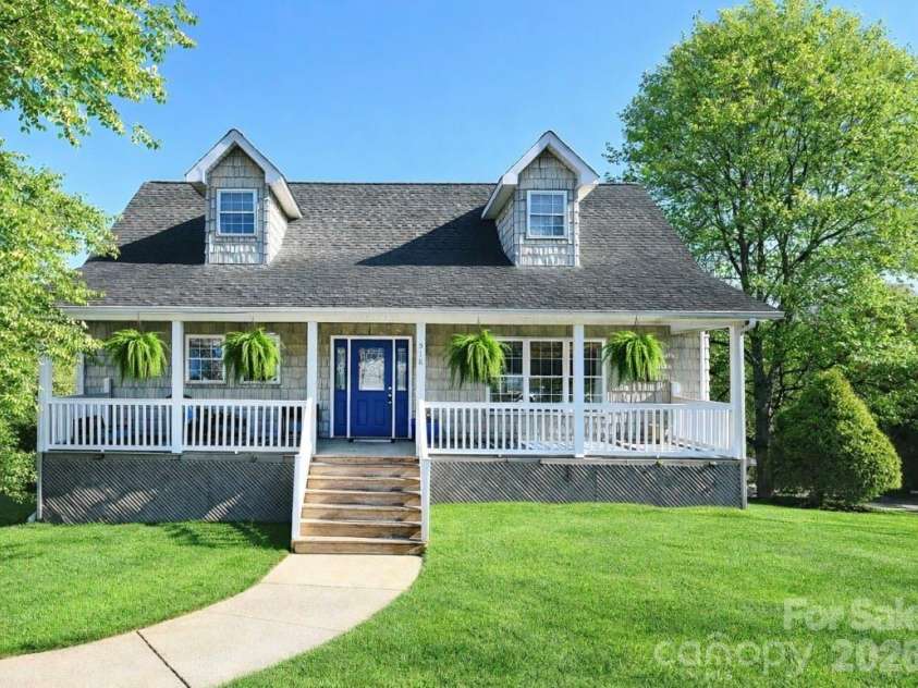 518 30th Avenue Circle, Hickory, NC 28601.  MLS# CAR4321503, YatesRealty ID 2541. Greenery has been Virtually added