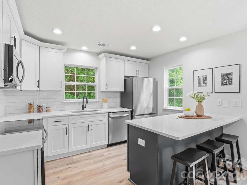 7621 Petrea Lane, Charlotte, NC 28227.  MLS# CAR4377778, YatesRealty ID 25411. 