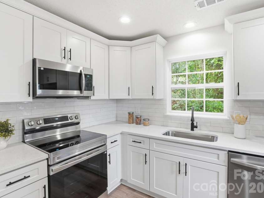 7621 Petrea Lane, Charlotte, NC 28227.  MLS# CAR4377778, YatesRealty ID 25411. 