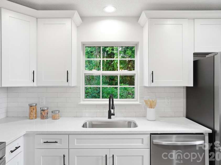 7621 Petrea Lane, Charlotte, NC 28227.  MLS# CAR4377778, YatesRealty ID 25411. 