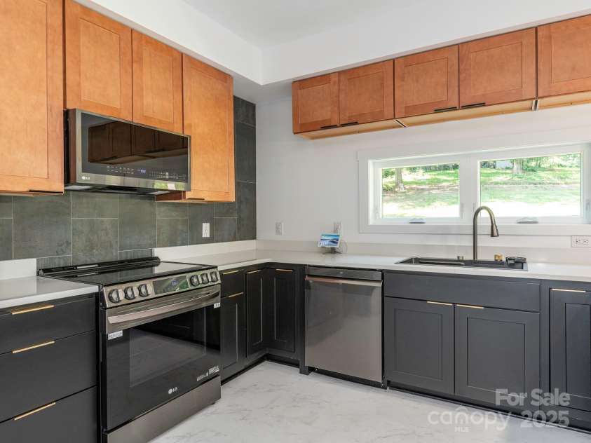 6548 Emerald Isle Drive, Sherrills Ford, NC 28673.  MLS# CAR4274973, YatesRealty ID 25412. 