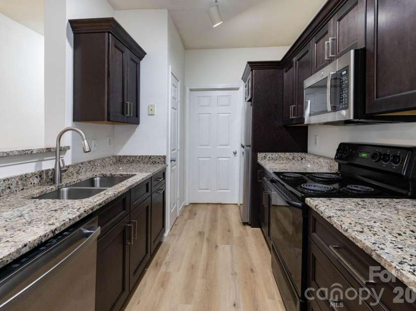 400 Vista Lake Drive, Candler, NC 28715.  MLS# CAR4369611, YatesRealty ID 25413. Kitchen