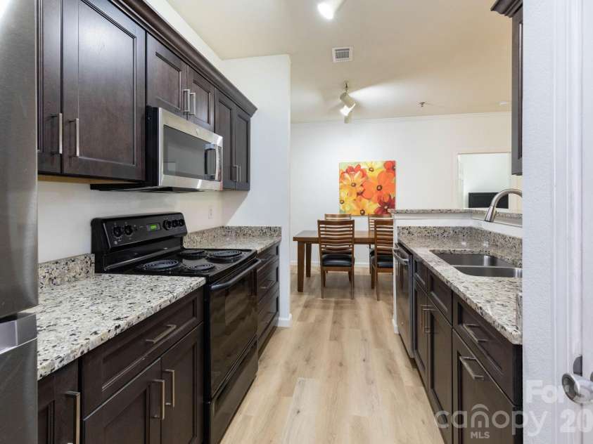 400 Vista Lake Drive, Candler, NC 28715.  MLS# CAR4369611, YatesRealty ID 25413. Kitchen/Dining