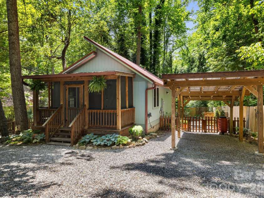 477 Governors View Road, Asheville, NC 28805.  MLS# CAR4382048, YatesRealty ID 25414. 