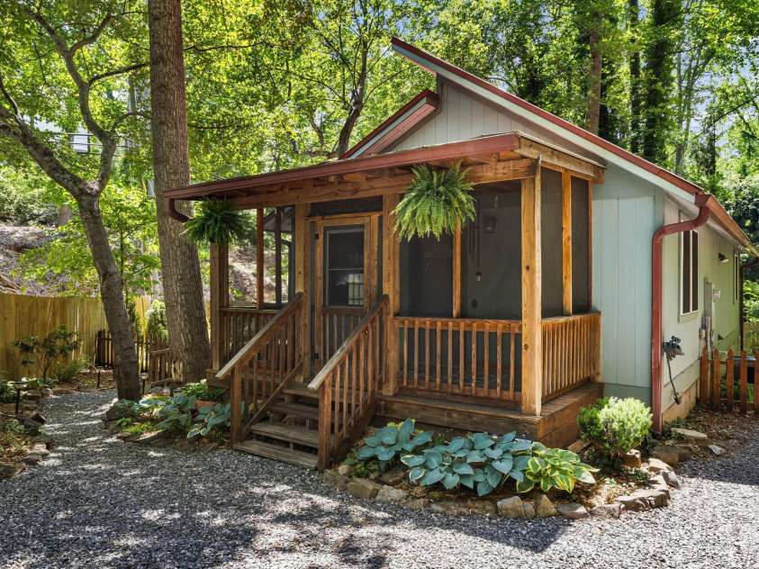477 Governors View Road, Asheville, NC 28805.  MLS# CAR4382048, YatesRealty ID 25414. 