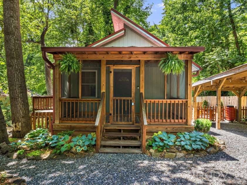477 Governors View Road, Asheville, NC 28805.  MLS# CAR4382048, YatesRealty ID 25414. 