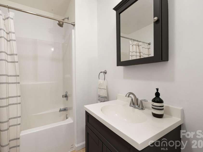 477 Governors View Road, Asheville, NC 28805.  MLS# CAR4382048, YatesRealty ID 25414. 