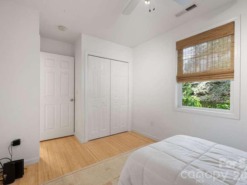 477 Governors View Road, Asheville, NC 28805.  MLS# CAR4382048, YatesRealty ID 25414. 