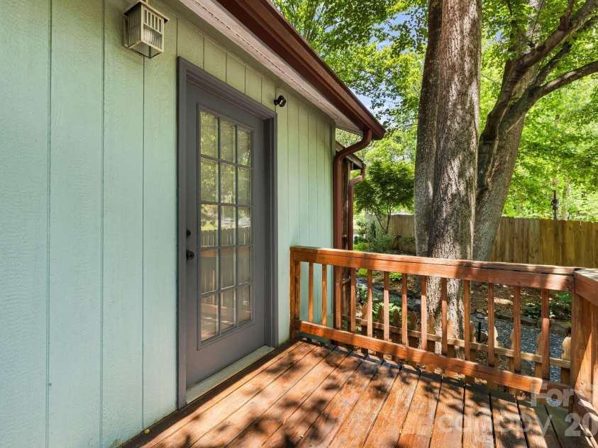 477 Governors View Road, Asheville, NC 28805.  MLS# CAR4382048, YatesRealty ID 25414. 
