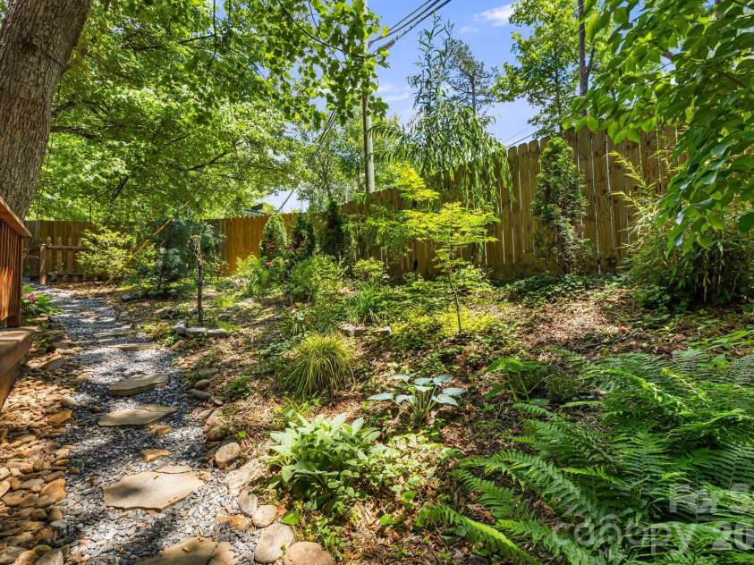477 Governors View Road, Asheville, NC 28805.  MLS# CAR4382048, YatesRealty ID 25414. 