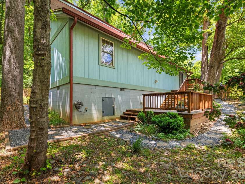 477 Governors View Road, Asheville, NC 28805.  MLS# CAR4382048, YatesRealty ID 25414. 