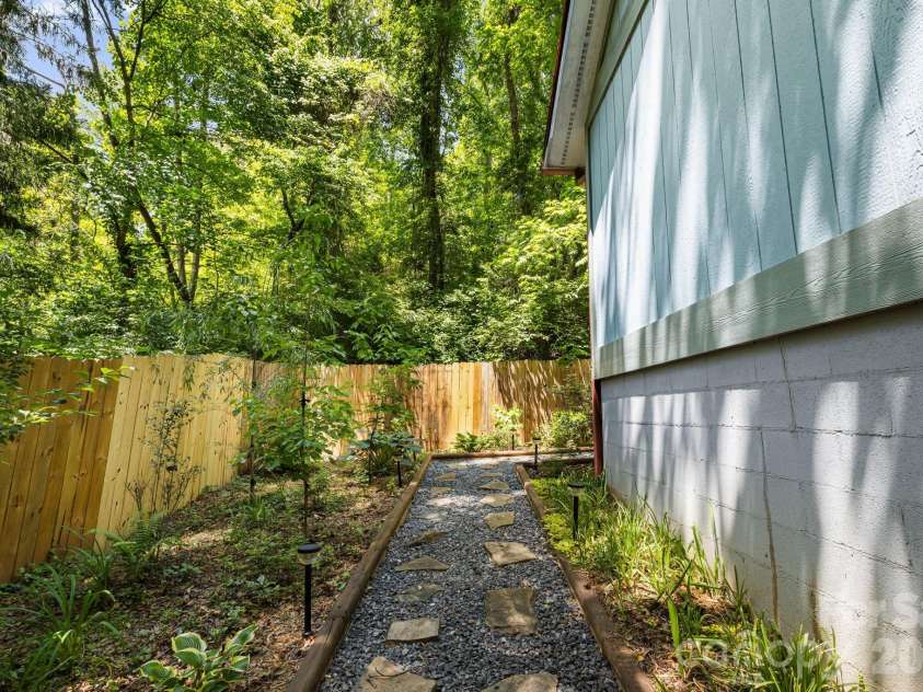 477 Governors View Road, Asheville, NC 28805.  MLS# CAR4382048, YatesRealty ID 25414. 