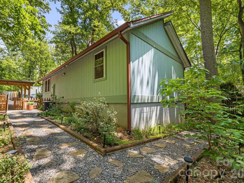 477 Governors View Road, Asheville, NC 28805.  MLS# CAR4382048, YatesRealty ID 25414. 