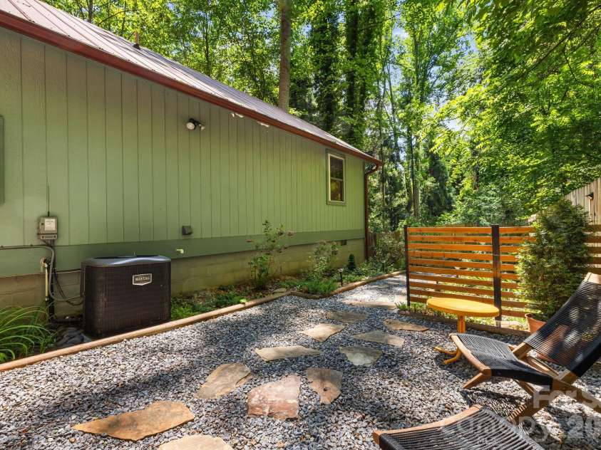 477 Governors View Road, Asheville, NC 28805.  MLS# CAR4382048, YatesRealty ID 25414. 