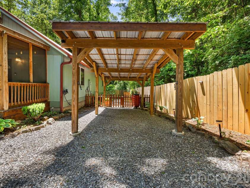 477 Governors View Road, Asheville, NC 28805.  MLS# CAR4382048, YatesRealty ID 25414. 