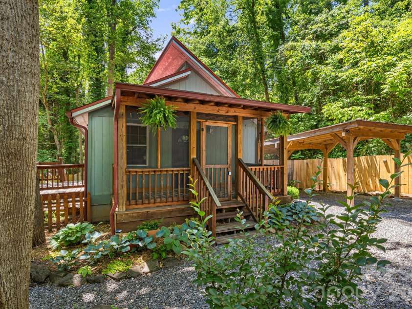 477 Governors View Road, Asheville, NC 28805.  MLS# CAR4382048, YatesRealty ID 25414. 