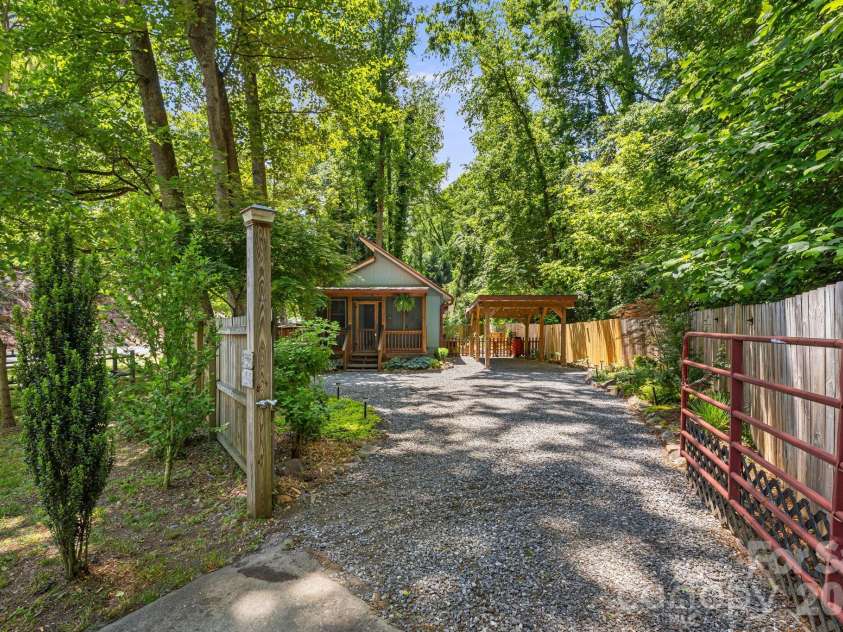 477 Governors View Road, Asheville, NC 28805.  MLS# CAR4382048, YatesRealty ID 25414. 