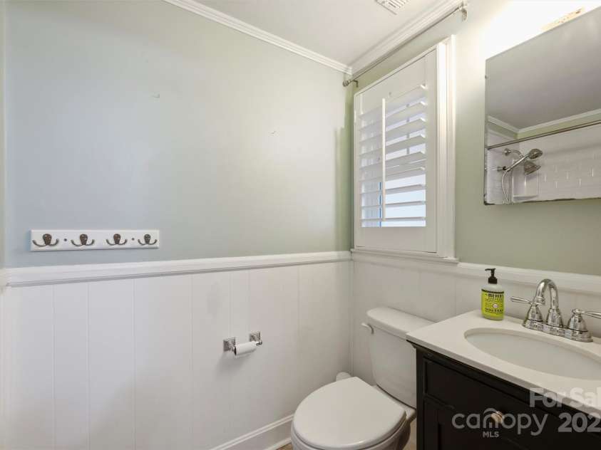 7050 Knightswood Drive, Charlotte, NC 28226.  MLS# CAR4265438, YatesRealty ID 25415. 