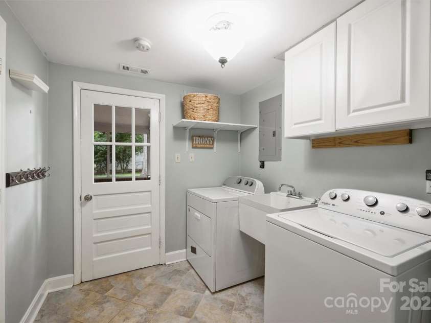 7050 Knightswood Drive, Charlotte, NC 28226.  MLS# CAR4265438, YatesRealty ID 25415. 