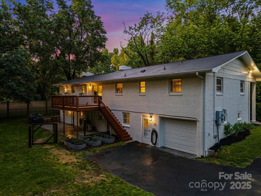 114 Greenfield Lane, Hendersonville, NC 28792.  MLS# CAR4269757, YatesRealty ID 25419. 