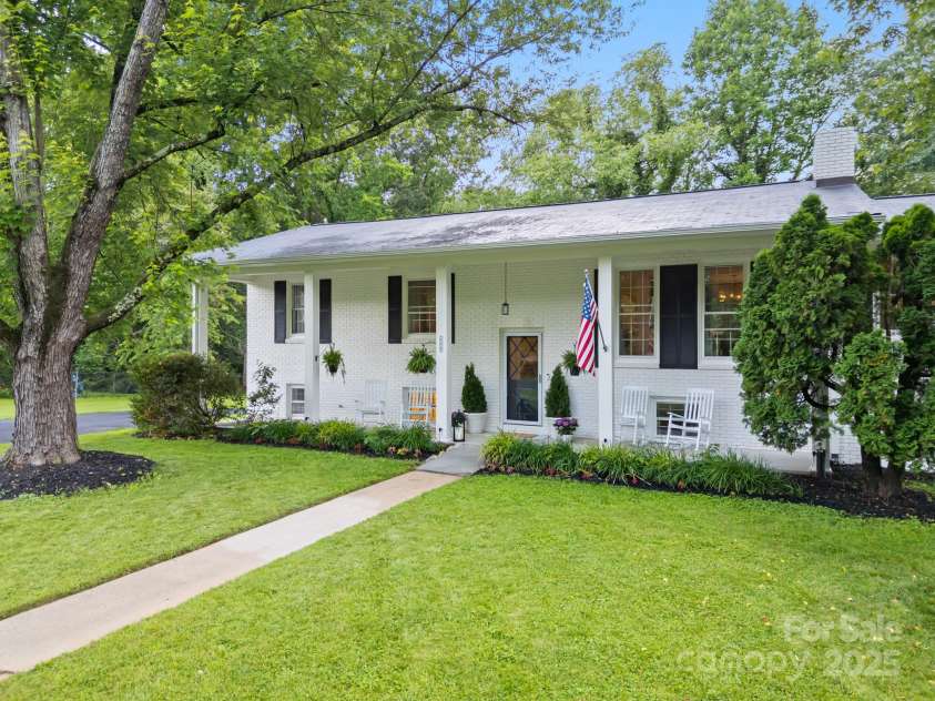 114 Greenfield Lane, Hendersonville, NC 28792.  MLS# CAR4269757, YatesRealty ID 25419. 