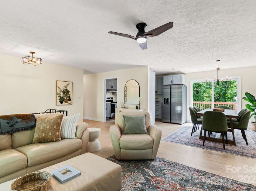 114 Greenfield Lane, Hendersonville, NC 28792.  MLS# CAR4269757, YatesRealty ID 25419. 