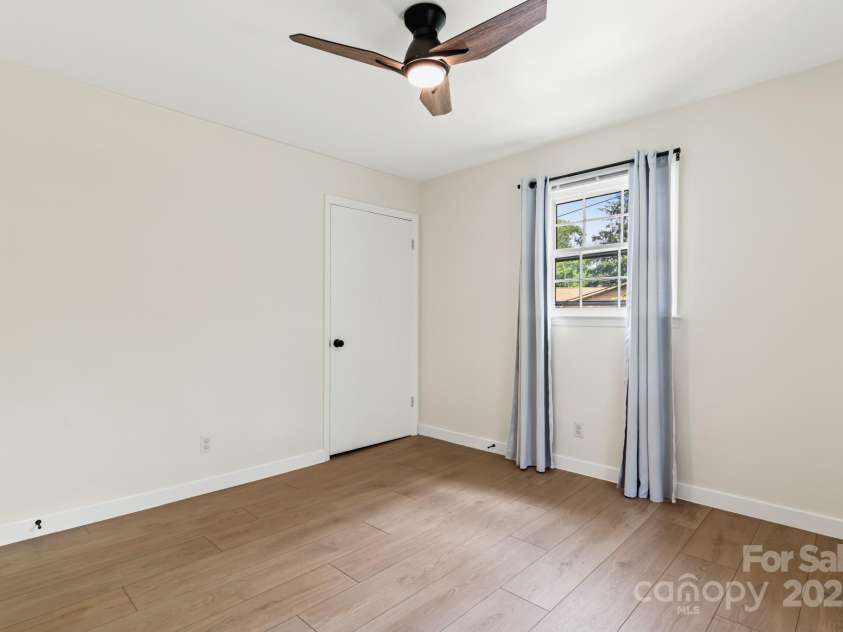 114 Greenfield Lane, Hendersonville, NC 28792.  MLS# CAR4269757, YatesRealty ID 25419. 