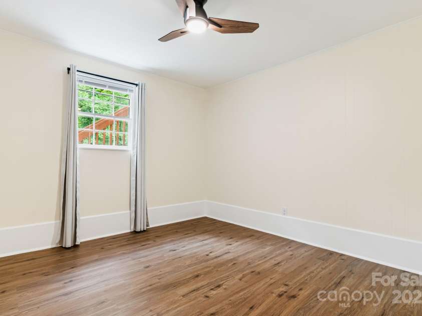 114 Greenfield Lane, Hendersonville, NC 28792.  MLS# CAR4269757, YatesRealty ID 25419. 