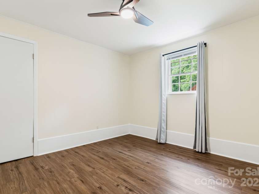 114 Greenfield Lane, Hendersonville, NC 28792.  MLS# CAR4269757, YatesRealty ID 25419. 