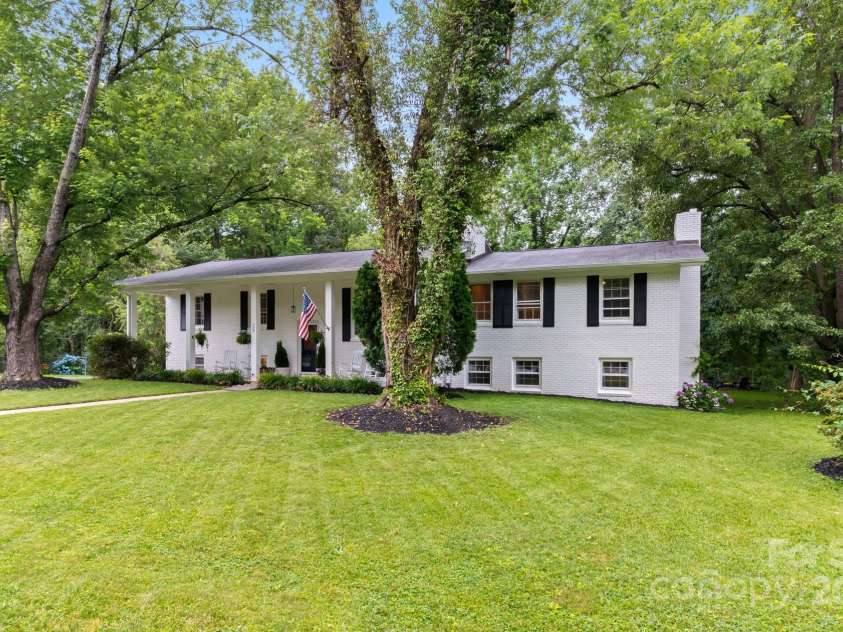 114 Greenfield Lane, Hendersonville, NC 28792.  MLS# CAR4269757, YatesRealty ID 25419. 