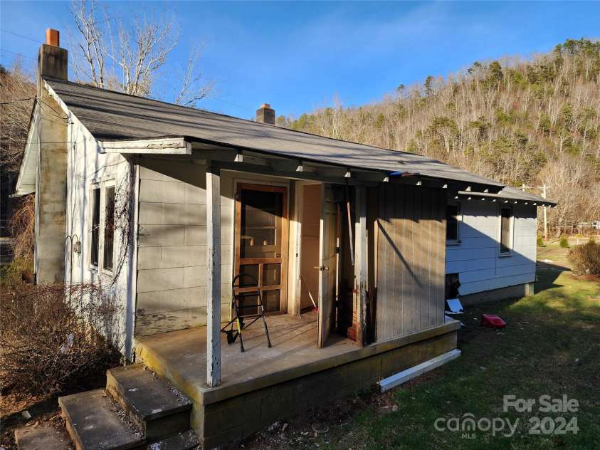 44 Little East Fork Road, Canton, NC 28716.  MLS# CAR4206844, YatesRealty ID 2542. 