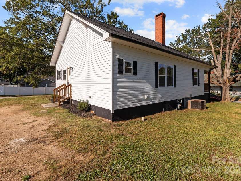 225 York Avenue, Kannapolis, NC 28083.  MLS# CAR4268715, YatesRealty ID 25422. 