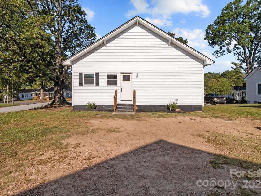 225 York Avenue, Kannapolis, NC 28083.  MLS# CAR4268715, YatesRealty ID 25422. 