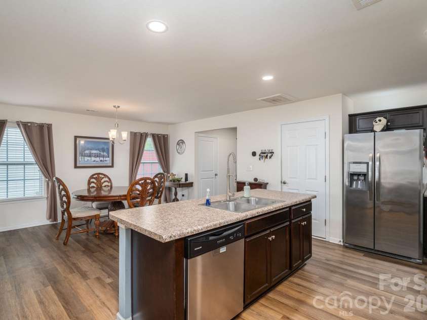 2818 Easton Knoll Drive, Dallas, NC 28034.  MLS# CAR4382766, YatesRealty ID 25423. 