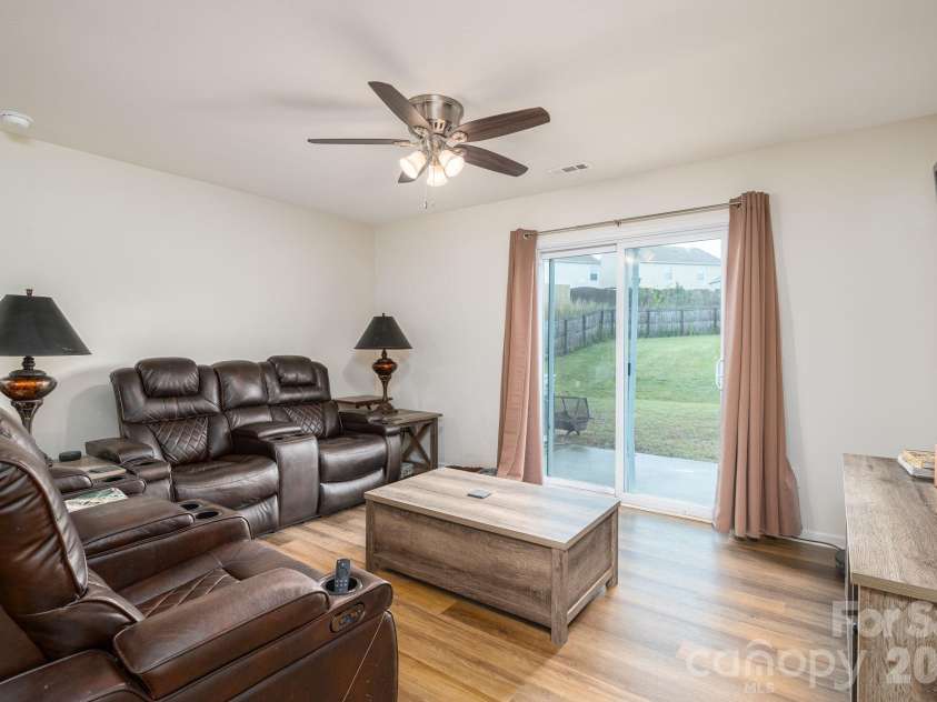 2818 Easton Knoll Drive, Dallas, NC 28034.  MLS# CAR4382766, YatesRealty ID 25423. 