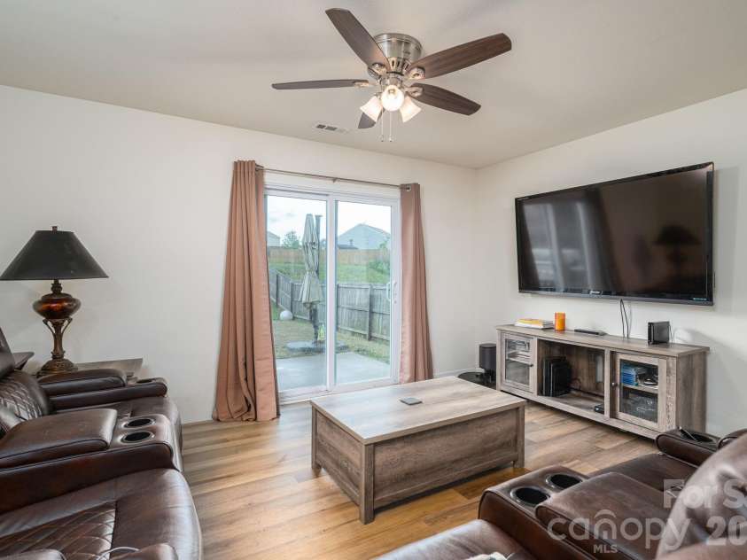 2818 Easton Knoll Drive, Dallas, NC 28034.  MLS# CAR4382766, YatesRealty ID 25423. 