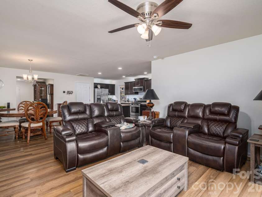 2818 Easton Knoll Drive, Dallas, NC 28034.  MLS# CAR4382766, YatesRealty ID 25423. 