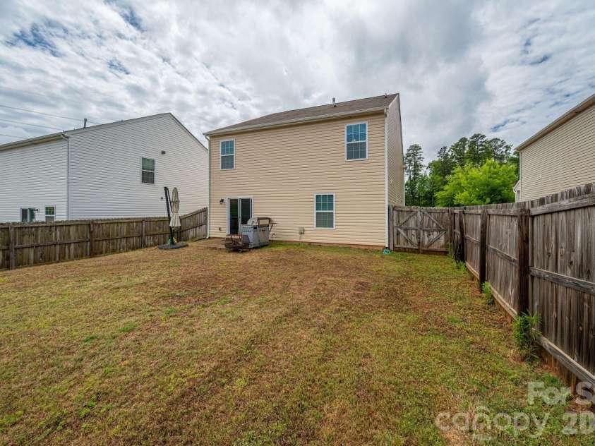 2818 Easton Knoll Drive, Dallas, NC 28034.  MLS# CAR4382766, YatesRealty ID 25423. 