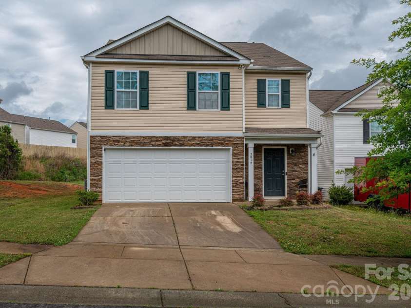 2818 Easton Knoll Drive, Dallas, NC 28034.  MLS# CAR4382766, YatesRealty ID 25423. 